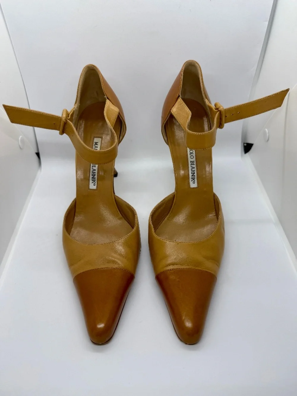 Manolo Blahnik Two-Tone Camel Leather Mary Jane Pumps 39